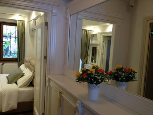 La Petite Maison to istanbul airport transfer